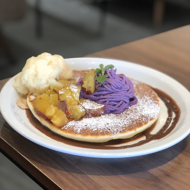 紫芋モンブランとサツマイモのワッフルパンケーキ(メロウ ブラウン コーヒー イオンモール京都桂川店 （MELLOW BROWN COFFEE）)