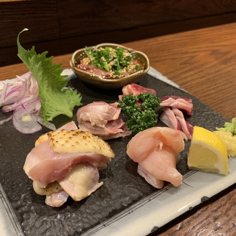 鳥肉のお造り盛り合わせ。(まる八とり友)