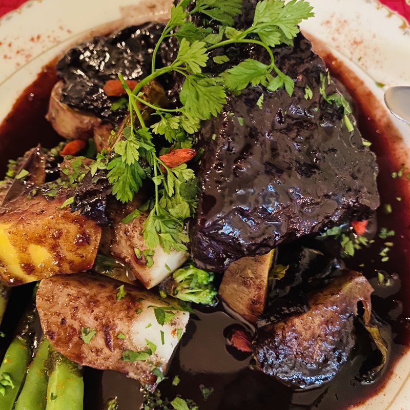 牛頰肉の赤ワインに(ロッカビアンカ)