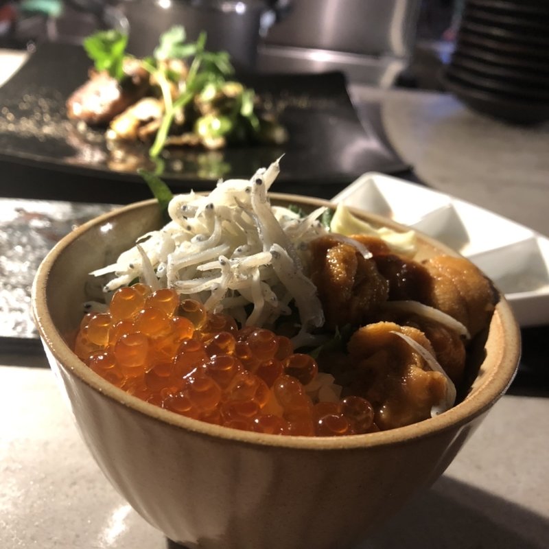 いくらとうにと釜揚げしらす丼(鉄板マフィア)