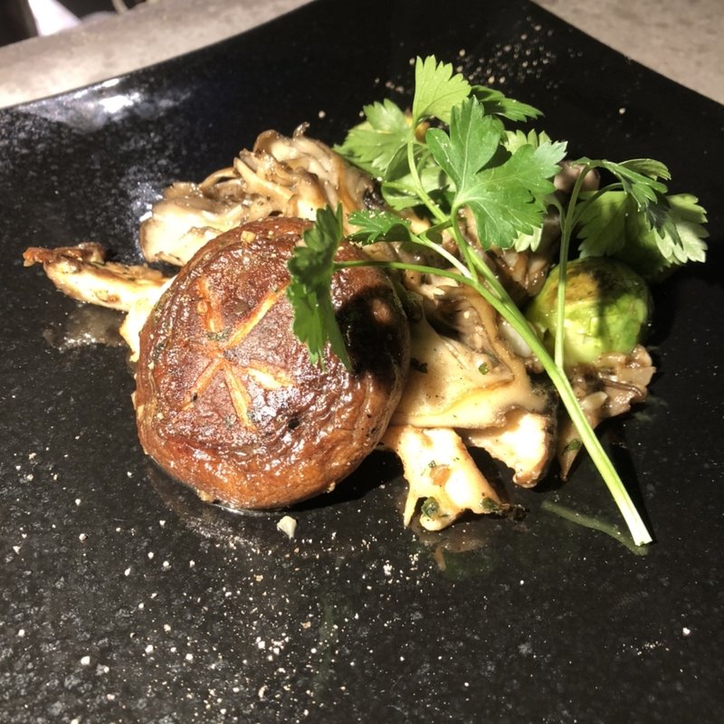 キノコとつぶ貝と芽キャベツの醤油バターソテー(鉄板マフィア)