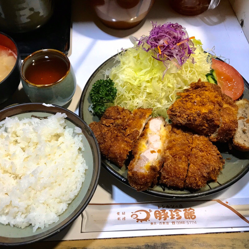 ロースカツ(上)+ハーフメンチカツ(豚珍館 （とんちんかん）)