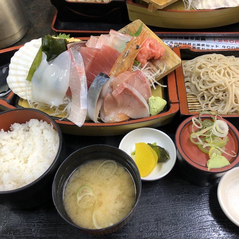 刺し身舟盛り定食(ダイニングKANESEI)