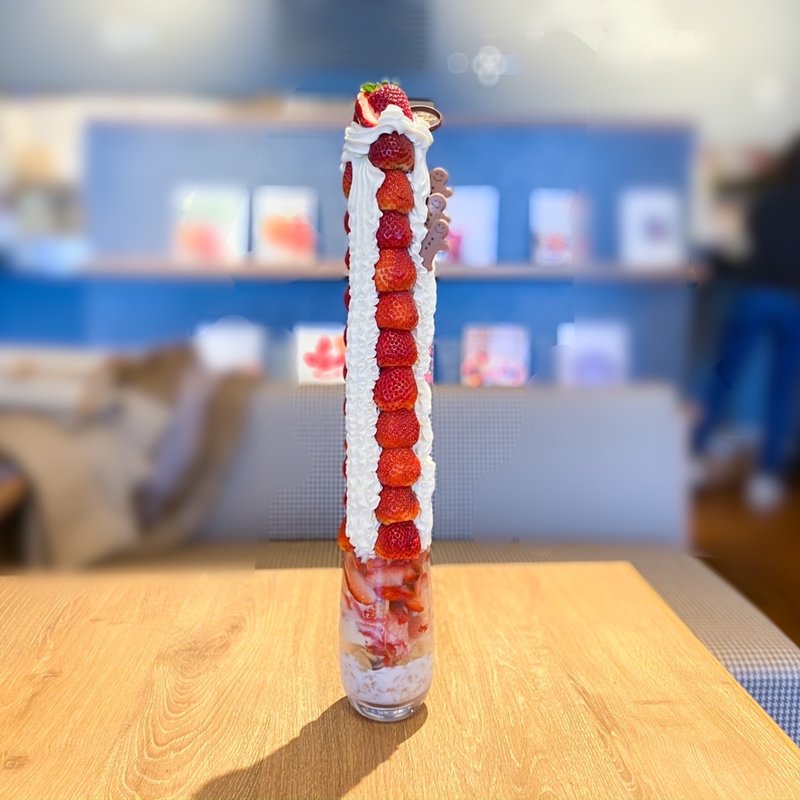 苺の山登りパフェ エベレスト(All Day Dining Hikari)