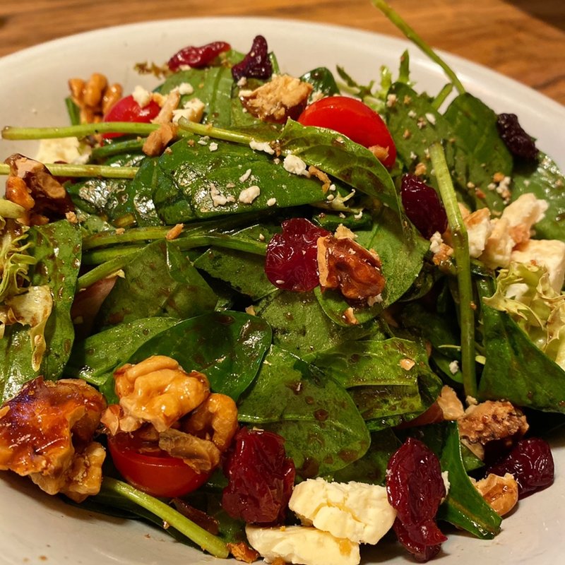 メープルキャンディーウォールナッツとスモークチーズのスピナッチサラダ　フィグバルサミコサラダ(SMOKE HOUSE)
