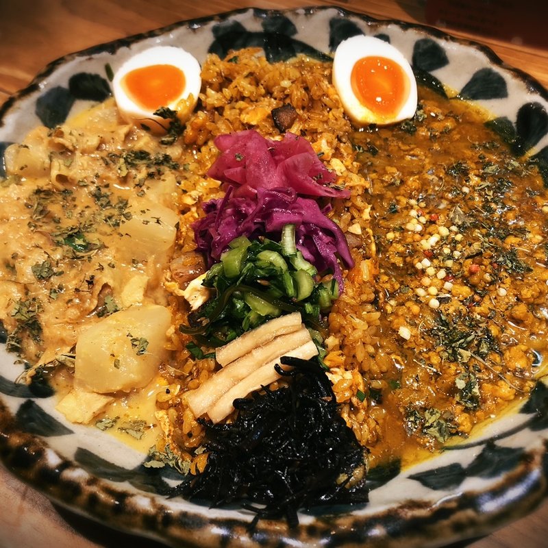 エソお出汁の菜の花とかぶらの豚クリームカレーとエビ塩チキンキーマのあいがけ(お出汁とスパイス 元祖 エレクトロニカレー)