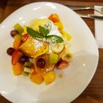 「こぼれ」フルーツのフレンチトースト(パンケーキ＆フレンチトースト専門店 Jolie Ange)