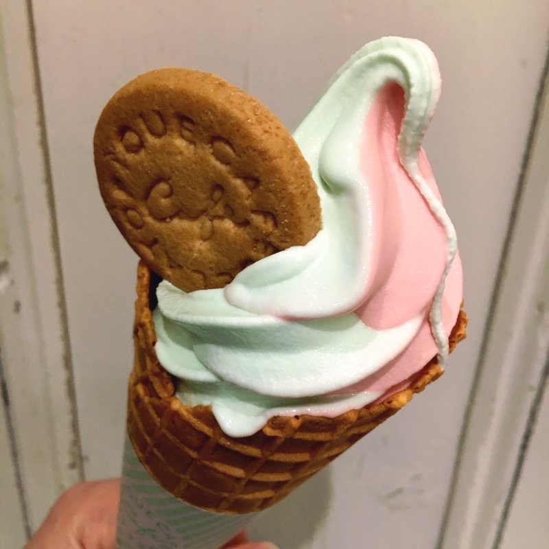 イチゴミルクと水色バニラのミックスソフト(ジェラート ピケ カフェ クレープリー なんばマルイ店)