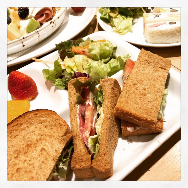 ライ麦パンのローストビーフサンド(果樹園 リーベル)