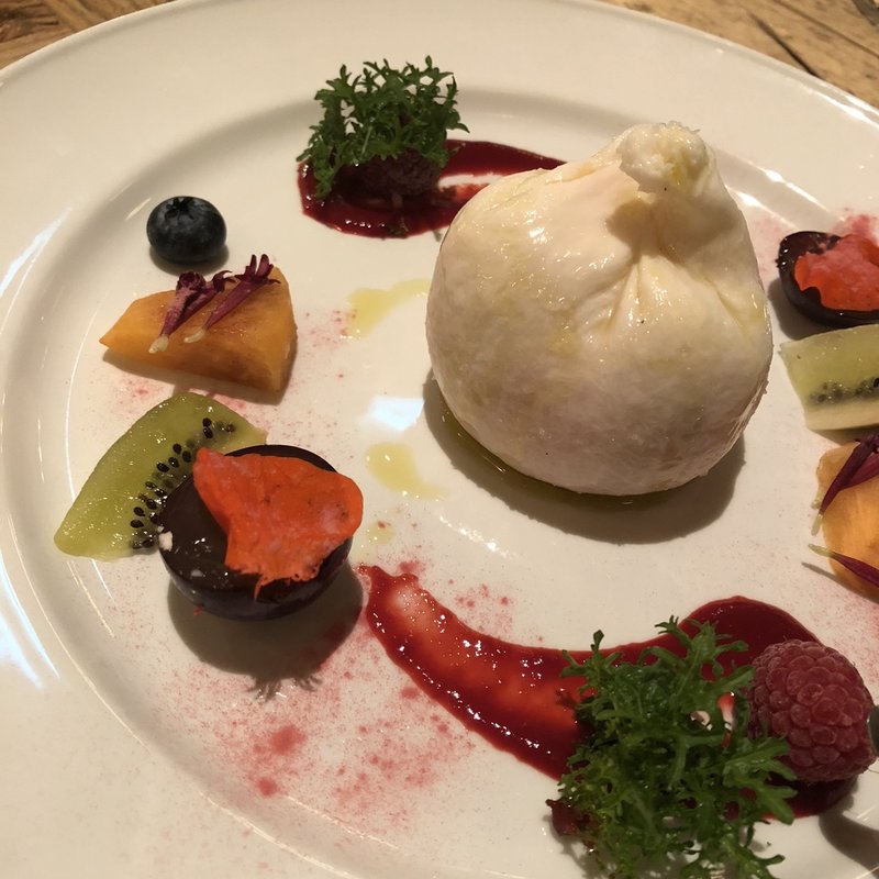 赤いブラータチーズ(Cheese Tavern CASCINA)