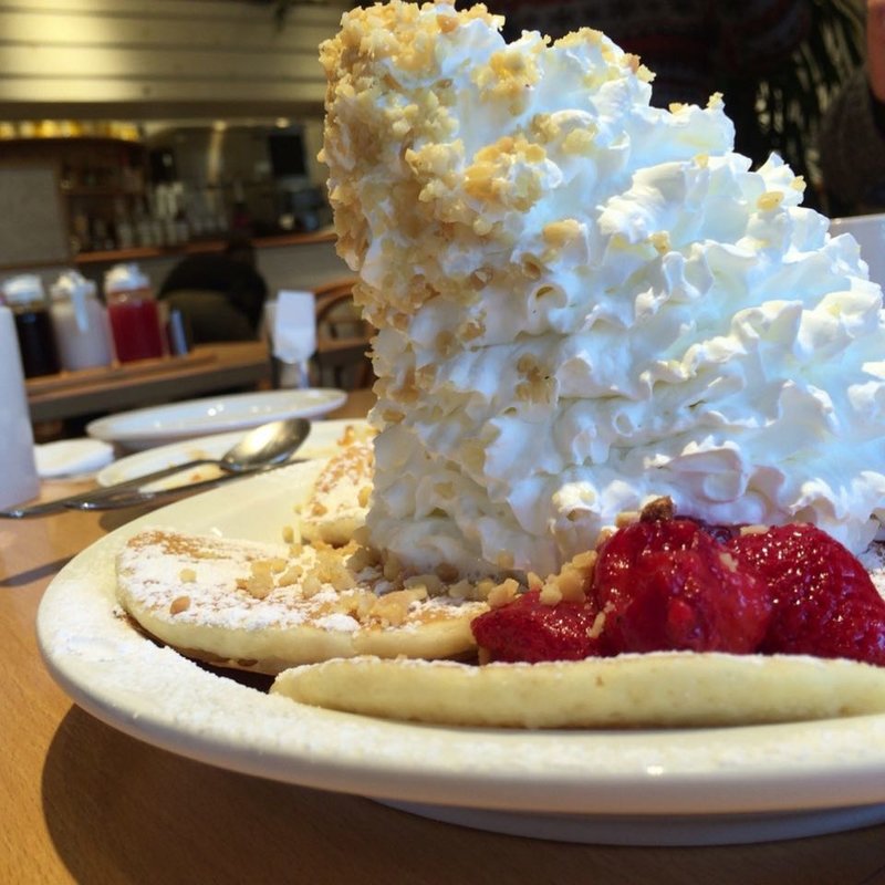 ストロベリー、ホイップクリームとマカデミアナッツのパンケーキ(Eggs 'n Things 横浜山下公園店)