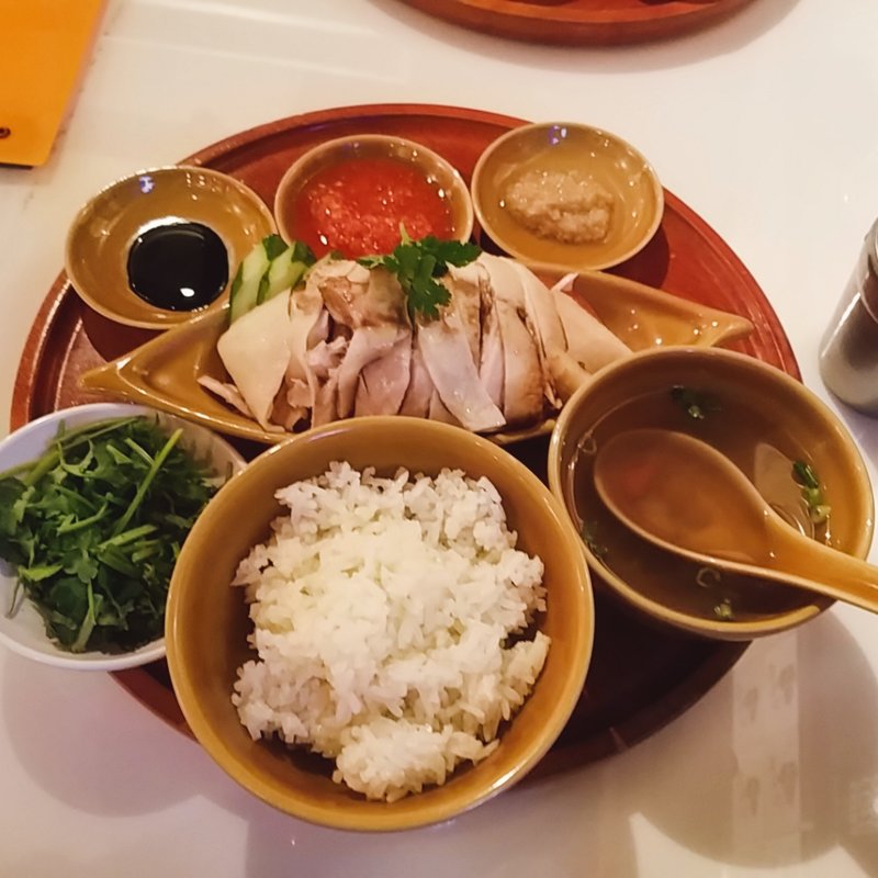 シンガポールチキンライス（蒸し）(シンガポール海南鶏飯 水道橋店 （ハイナンチーファン）)