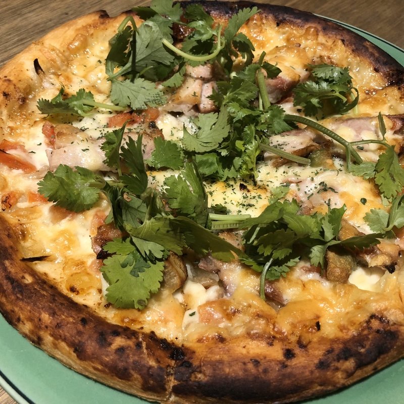 ファイヤーチキンピザ(鶏バル&オリエンタルグリル ファイヤーチキン 上野入谷店)