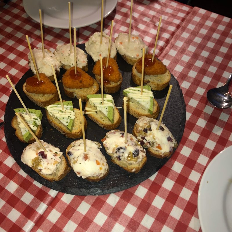 カマンベールチーズフライと苺ジャムのピンチョス(バッカス （ＢＡＣＣＨＵＳ）)