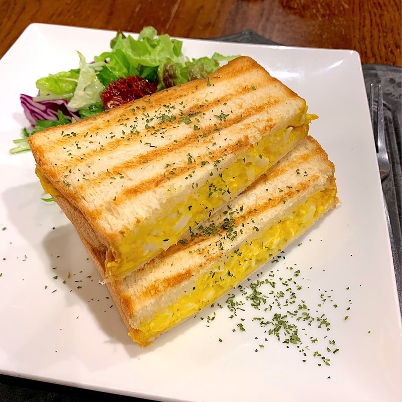 たまごのホットサンド(モンディアルカフェ328 （MONDIAL KAFFEE 328）)