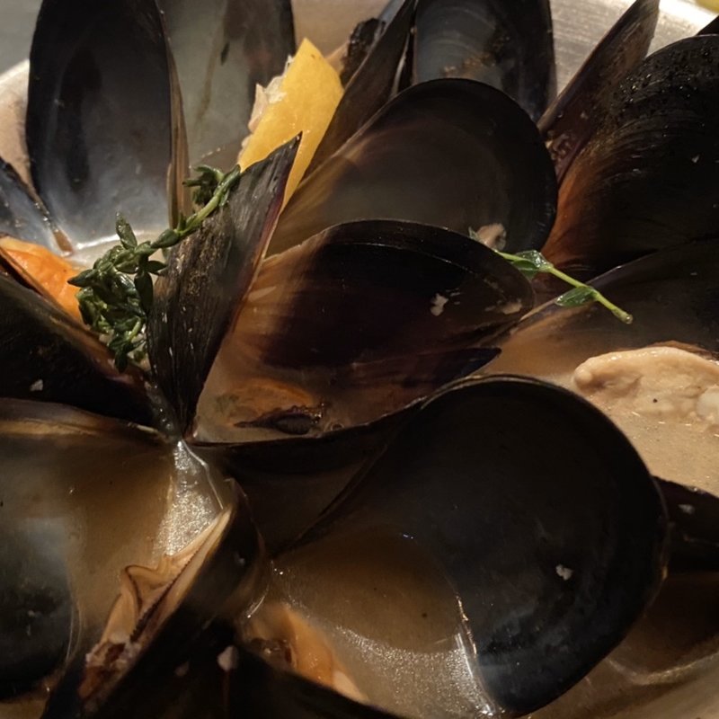 ムール貝のビール蒸し(YONA YONA BEER WORKS 神田店 （よなよな ビアワークス【旧店名】よなよな ビアキッチン）)