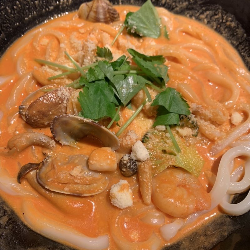 海の幸のトマトクリームうどん(おとら 西麻布)