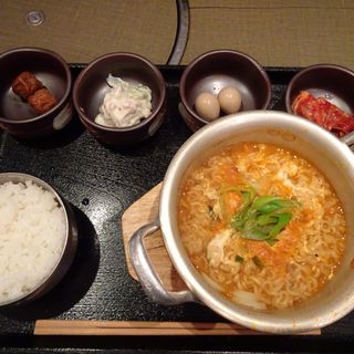 韓国ラーメン定食(鉄板ダイニング 紅紅)