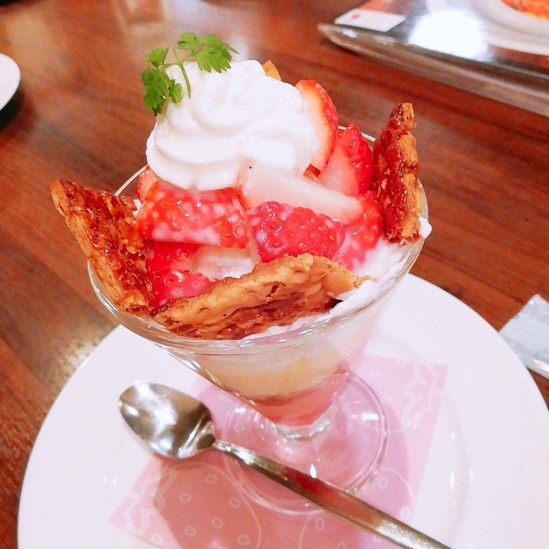 苺のミルフィーユパフェ

(ロイヤルホスト神楽坂店)