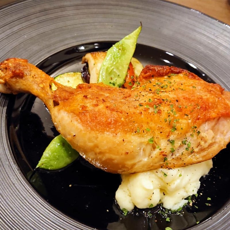 骨付き鶏もも肉のコンフィ(ビストロ アン・ココット)