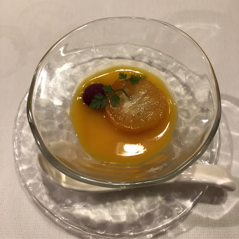  “百白糀”のあんにんどうふ 宮崎マンゴーソース 　　宮崎名産 完熟きんかん”たまたま”のコンポート添え(南国酒家 原宿本店)