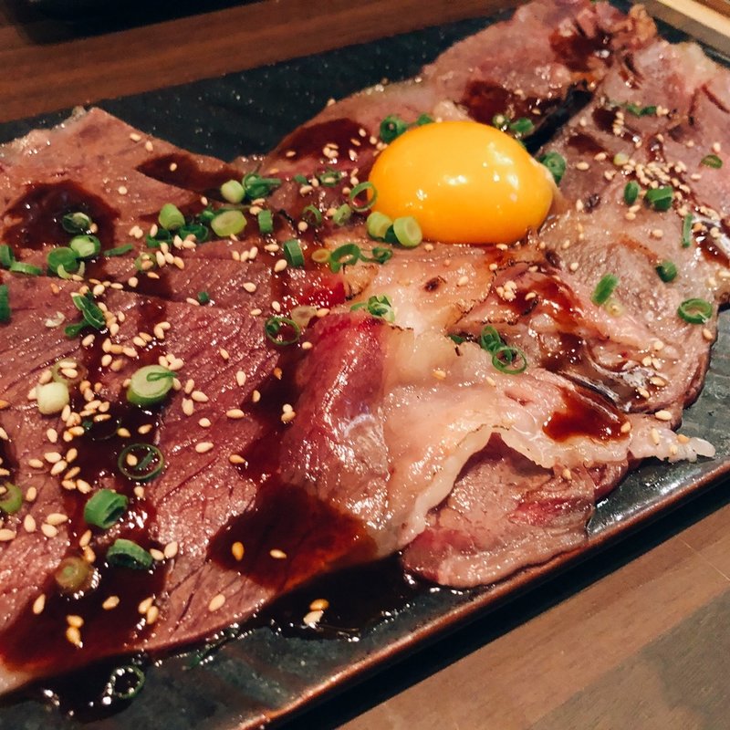 十勝ハーブ牛　ブリスケのユッケ風(肉処くろべこや)