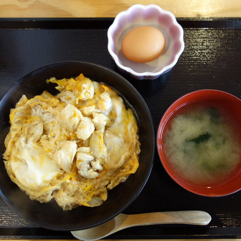 親子丼(味噌汁付き)(大衆食堂 あらたま)