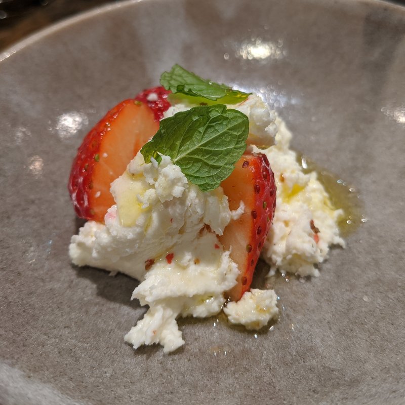 とちおとめ、北海道産モッツアレラチーズ(魚の田が肉)