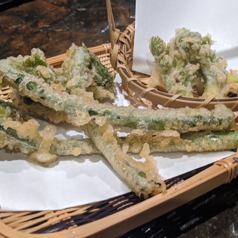 たらの芽、こごみ天ぷら(魚の田が肉)