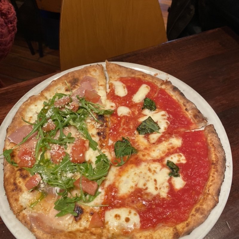 ハーフ&ハーフ(マルゲリータ&ビアンカプロシュート)(スパッカ ナポリ （SPACCA NAPOLI）)