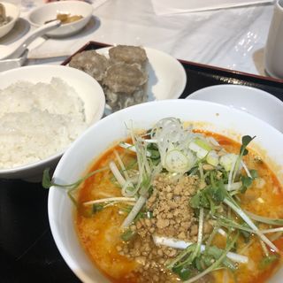 シュウマイ＋ハーフ坦々麺(小洞天 ファーストスクエア店 （ショウドウテン）)