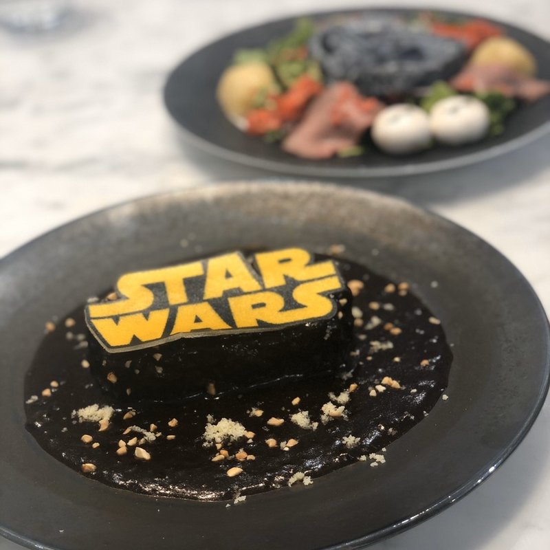 ＜STAR WARS＞はるか彼方の銀河系ブラックカレー(BOX cafe&space 東急プラザ表参道原宿店)