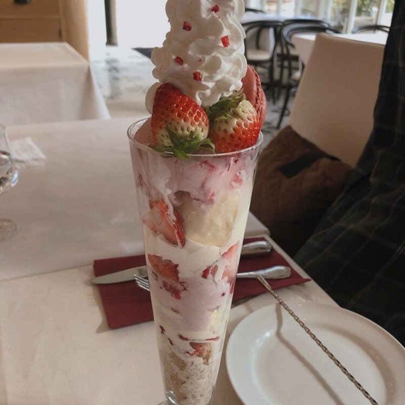 いちごのパフェ(UNDER THE SKY)
