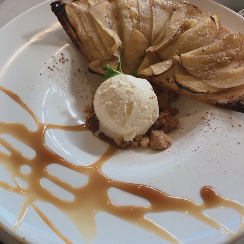 焼きたて薄焼きりんごパイバニラアイス添え(UNDER THE SKY)