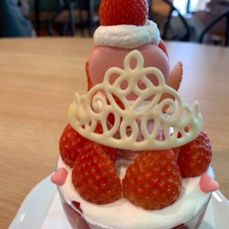 プリンセスいちごパフェ(カービーパーラー)