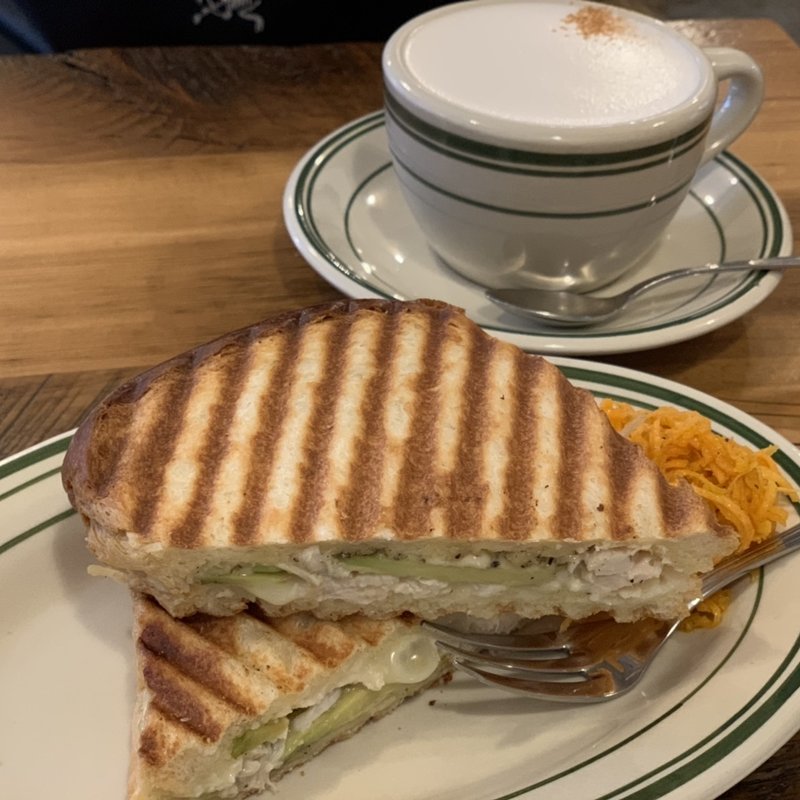 アボカドとチキンのホットサンド＋チャイ(GRATBROWN Roast and Bake)