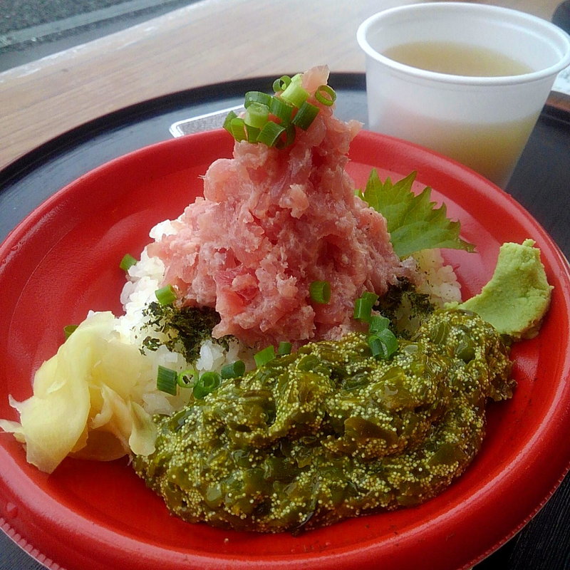 そびえたつ ネギトロ丼(山内鮮魚店)