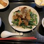 カリカリ豚トロ野菜炒めランチ