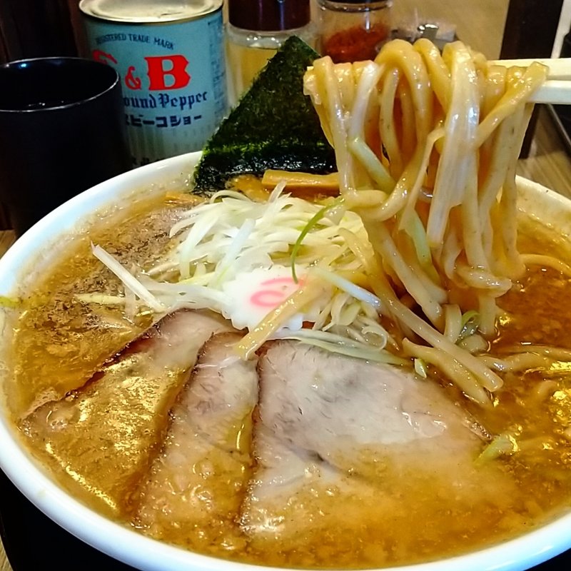 鰹・煮干背脂ラーメン(生姜醤油らーめんみずさわ川口店)