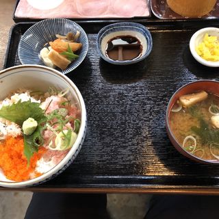 三色丼(海鮮食堂 魚増 （うおます）)