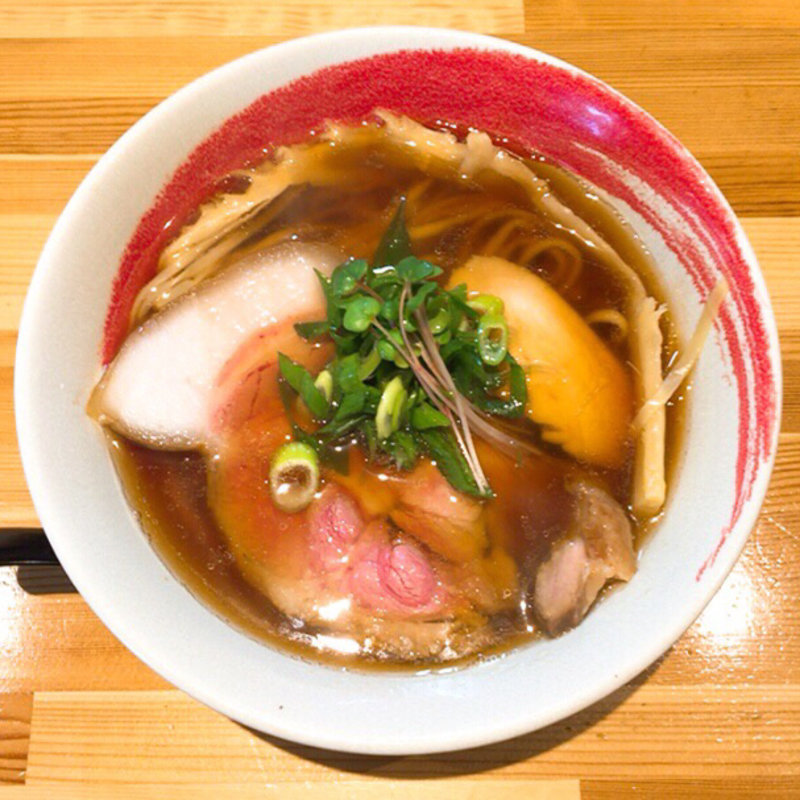 播州100日鶏とノドグロのWスープの醤油らーめん 三田ポークのレアチャーシュー載せ(麺や 凛)