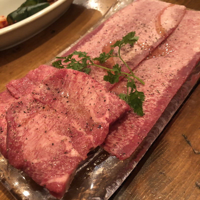 熟成タンとプラチナタンの食べ比べ(赤坂焼肉 KINTAN)