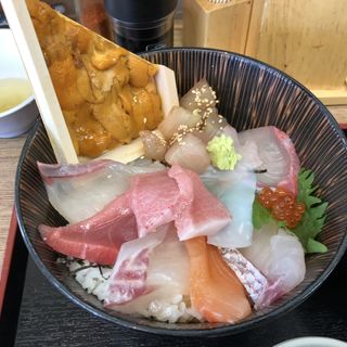 うに入りスーパー海鮮丼（漁師汁付き）(博多豊一 ベイサイドプレイス博多店)