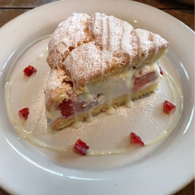 苺と練乳のサンドケーキ(ロバギター )