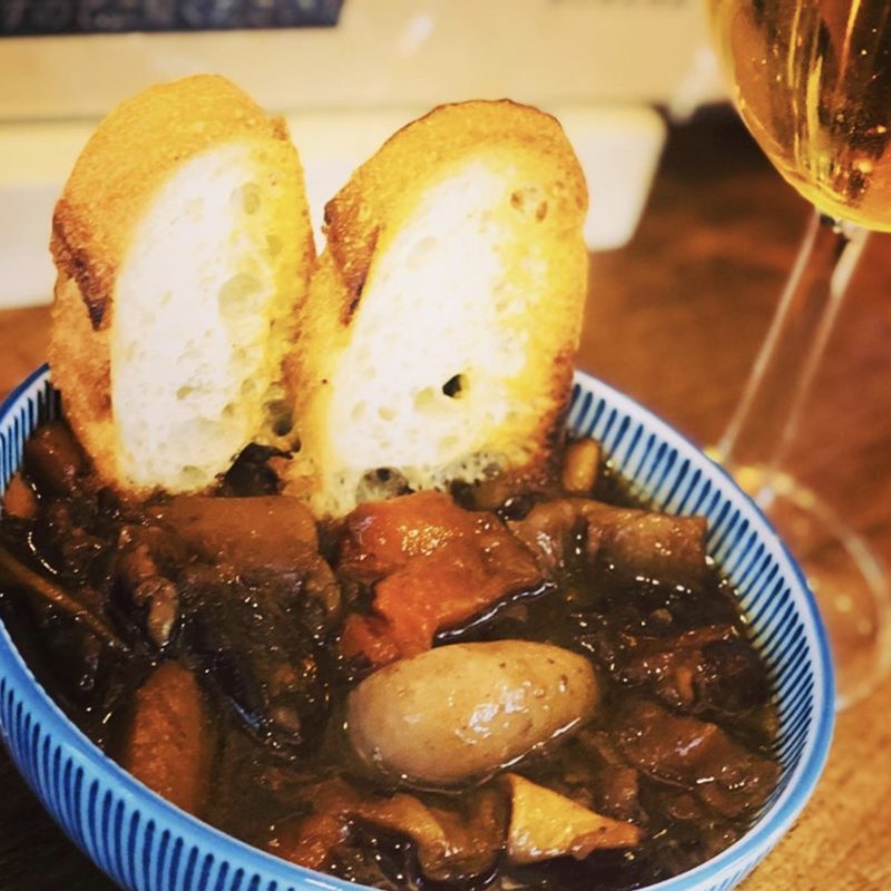 牛すじの赤ワイン煮込みバケット添え(籃らん（らんらん）)