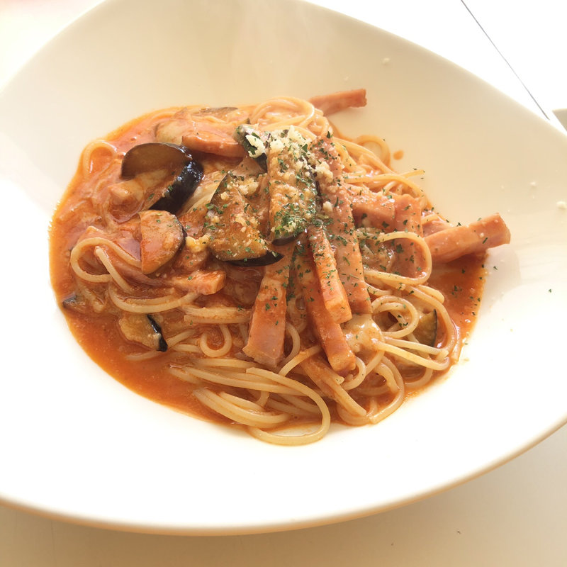 ベーコンとナスとチーズのトマトソースパスタ(SÖAP)