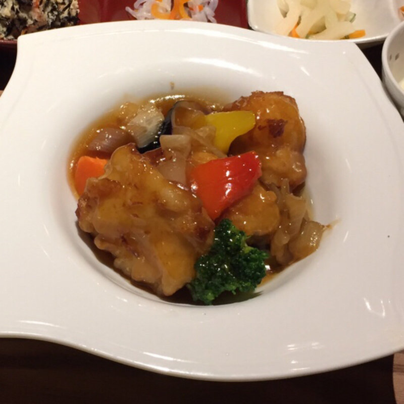 白身魚とたっぷり野菜の黒酢あん定食(一汁六菜カフェ なんばCITY)