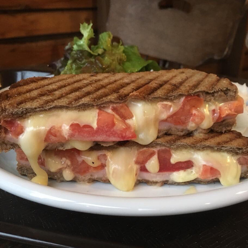 ブラウンブレッドのパニーニ(イリヤプラスカフェ＠カスタム倉庫)