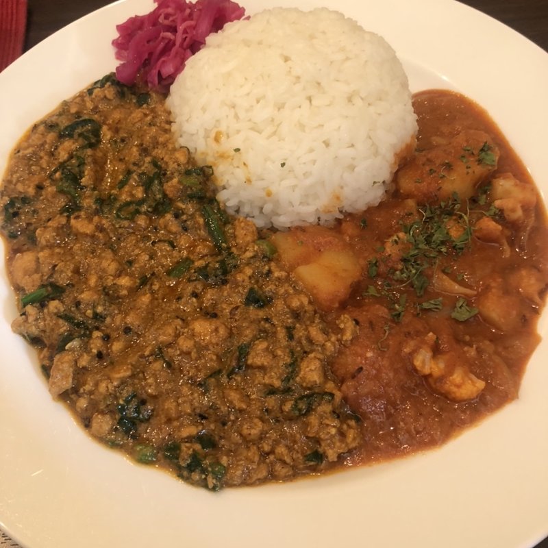 ココナッツチキンのほうれん草キーマ、カリフラワーとポテトのカレーあいがけ(カレーキノシタ)