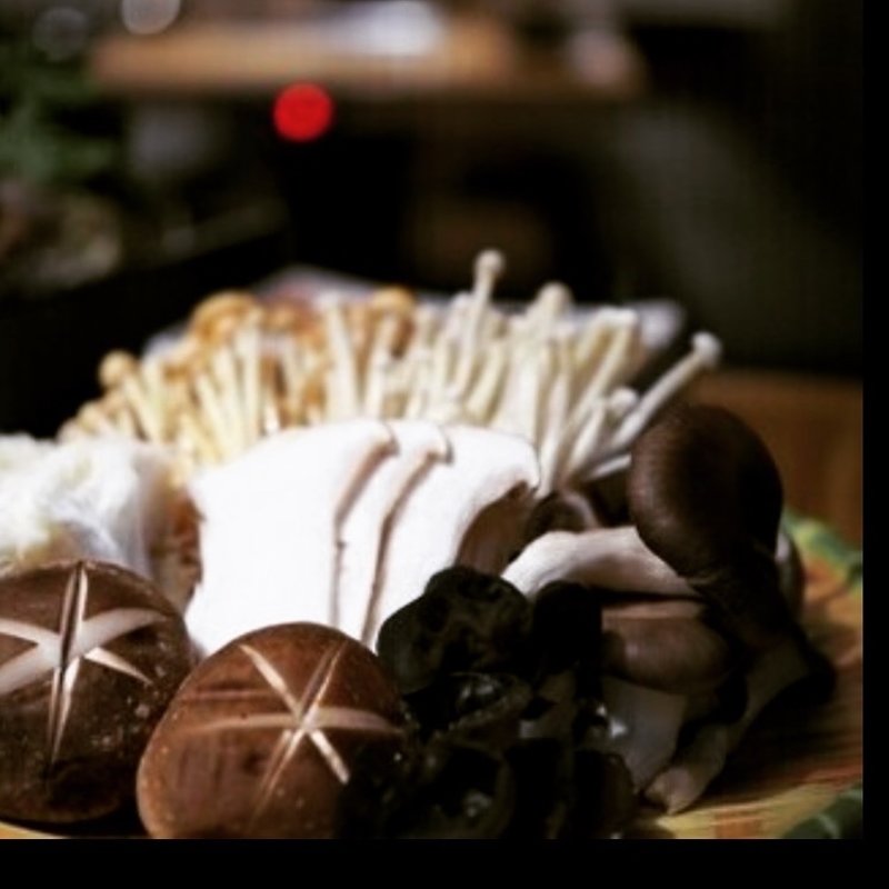 キノコ8種盛り合わせ(真巴石‐シンバセイ‐ 薬膳火鍋 しゃぶしゃぶ 渋谷店)